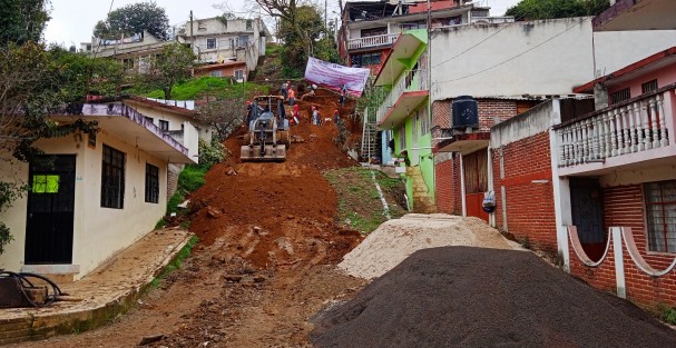 Este inicio de año parece que a las autoridades municipales y estatales les urge acelerar la construcción de obras, tal es el caso de la calle Tierra Colorado y Colegio Militar de colonia Rafael Hernández Ochoa. Ojalá no por los tiempos electorales y sea para bien de los habitantes de estas calles y las obras se terminen.