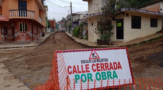 Este inicio de año parece que a las autoridades municipales y estatales les urge acelerar la construcción de obras, tal es el caso de la calle Tierra Colorado y Colegio Militar de colonia Rafael Hernández Ochoa. Ojalá no por los tiempos electorales y sea para bien de los habitantes de estas calles y las obras se terminen.