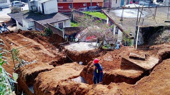 Este inicio de año parece que a las autoridades municipales y estatales les urge acelerar la construcción de obras, tal es el caso de la calle Tierra Colorado y Colegio Militar de colonia Rafael Hernández Ochoa. Ojalá no por los tiempos electorales y sea para bien de los habitantes de estas calles y las obras se terminen.
