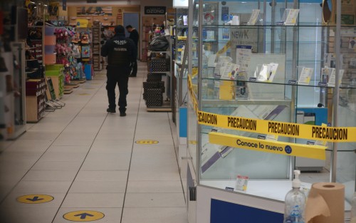 Intensa movilización policiaca desato el asalto a la sucursal Coppel Banderilla.  Presuntamente dos sujetos sustrajeron teléfonos y dinero del lugar. Elementos de SSP, Fuerza Civil y policía municipal implementaron un operativo para dar con los responsables. 