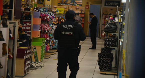 Intensa movilización policiaca desato el asalto a la sucursal Coppel Banderilla.  Presuntamente dos sujetos sustrajeron teléfonos y dinero del lugar. Elementos de SSP, Fuerza Civil y policía municipal implementaron un operativo para dar con los responsables. 