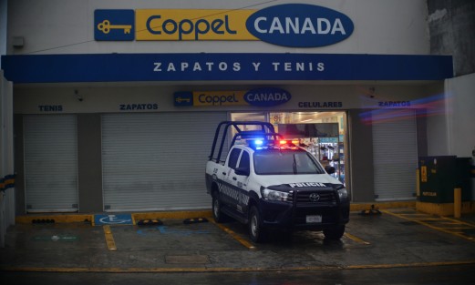 Intensa movilización policiaca desato el asalto a la sucursal Coppel Banderilla.  Presuntamente dos sujetos sustrajeron teléfonos y dinero del lugar. Elementos de SSP, Fuerza Civil y policía municipal implementaron un operativo para dar con los responsables. 