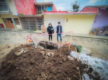 Dando seguimiento a los trabajos de obra pública de impacto social en el Municipio de Teocelo, el día de hoy la Síndica Municipal, Zayra del Carmen Martínez, la Presidenta del DIF, Mara  Chama Villa y el Director de Obras Públicas, Albero Lucas Marín, supervisaron los trabajos de mantenimiento en la línea de drenaje sanitario en la calle Zaragoza de la Cabecera Municipal. 