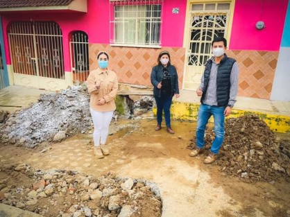 Dando seguimiento a los trabajos de obra pública de impacto social en el Municipio de Teocelo, el día de hoy la Síndica Municipal, Zayra del Carmen Martínez, la Presidenta del DIF, Mara  Chama Villa y el Director de Obras Públicas, Albero Lucas Marín, supervisaron los trabajos de mantenimiento en la línea de drenaje sanitario en la calle Zaragoza de la Cabecera Municipal.