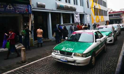 A pesar de que las cifras de contagio por Covid-19 no han  bajado, este lunes se reanudaron las actividades normales en capital del estado de Veracruz. 