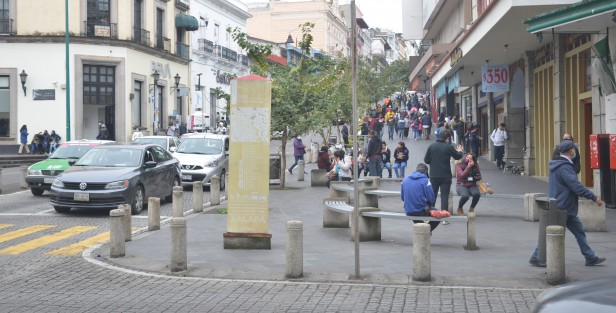 A pesar de que las cifras de contagio por Covid-19 no han  bajado, este lunes se reanudaron las actividades normales en capital del estado de Veracruz. 