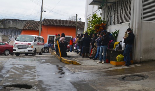 A pesar de que las cifras de contagio por Covid-19 no han  bajado, este lunes se reanudaron las actividades normales en capital del estado de Veracruz. 