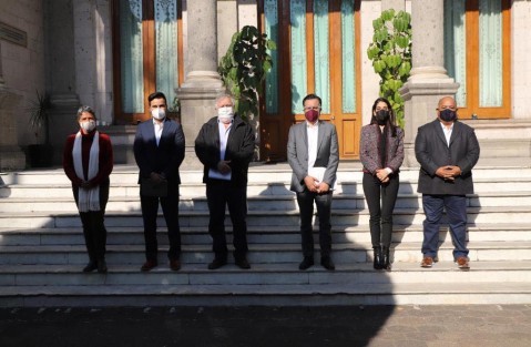 El Gobernador de Veracruz, Cuitláhuac Garcí,a estuvo en en la SEGOB con el Lic. Alejandro Encinas, la Lic. Verónica Hernández  de FGE, Karla Quintana de la CNB, el Secretario de Gobierno, Eric Cisneros, para continuar trabajando de manera coordinada en materia de derechos humanos y particularmente cómo aterrizar más recursos para un cementerio forense en el estado de Veracruz y así atender una vasta región del estado.