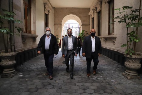 Los funcionarios estatales sostuvieron una reunión de trabajo con el Subsecretario de Derechos Humanos, Población y Migración de la Secretaría de Gobernación, Alejandro Encinas Rodríguez, con quien se compartió acciones que se vienen realizando en temas como procuración de justicia, derechos humanos y búsqueda de personas desaparecidas.