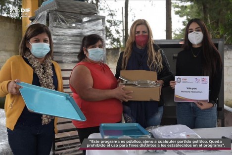 El DIF estatal entregó en Teocelo, Ver., proyectos Productivos, brindando con ello, las herramientas para que familias y grupos de trabajo puedan mejorar sus ingresos e impulsar la economía de su entorno. 