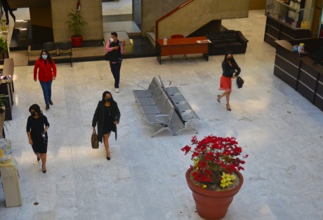 Al igual que año pasado, con el pretexto de pandemia sigue sin ser permitido el paso a los medios de comunicación al  recinto legislativo, por lo que realizan algunas entrevistas previo a la entrada a los legisladores, claro, los que así lo permiten, ya que algunos como el diputado Cazarín prefieren correr.