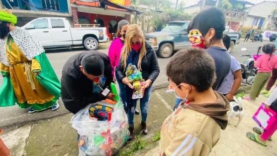 Por segunda ocasión autoridades del DIF Teocelo, dirigido por Mara Chama acudieron con los reyes magos del DIF Estatal Veracruz a cargo de la directora la Mtra. Rebeca Quintanar Barceló a realizar recorrido durante 6 horas a las comunidades de Tejería, Independencia y El Zapote a hacerles entrega de juguetes y obsequios a  los niños teocelenses.