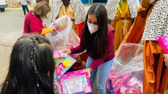 Por segunda ocasión autoridades del DIF Teocelo, dirigido por Mara Chama acudieron con los reyes magos del DIF Estatal Veracruz a cargo de la directora la Mtra. Rebeca Quintanar Barceló a realizar recorrido durante 6 horas a las comunidades de Tejería, Independencia y El Zapote a hacerles entrega de juguetes y obsequios a  los niños teocelenses.