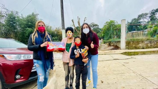 Por segunda ocasión autoridades del DIF Teocelo, dirigido por Mara Chama acudieron con los reyes magos del DIF Estatal Veracruz a cargo de la directora la Mtra. Rebeca Quintanar Barceló a realizar recorrido durante 6 horas a las comunidades de Tejería, Independencia y El Zapote a hacerles entrega de juguetes y obsequios a  los niños teocelenses.