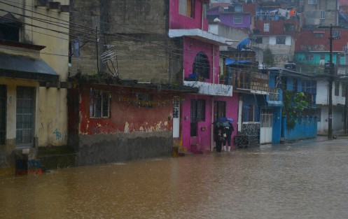 Como cada vez que llueve, así luce la calle 2 poniente de la colonia Rafael Hernández Ochoa. Ya será para la otra administración municipal que se pueda resolver este problema que lleva décadas y que nomás no hay quien solucione.  