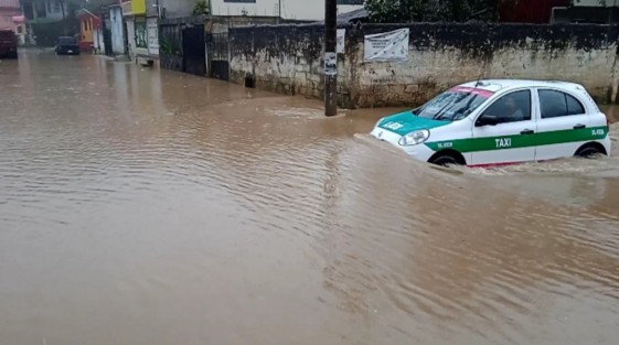 Como cada vez que llueve, así luce la calle 2 poniente de la colonia Rafael Hernández Ochoa. Ya será para la otra administración municipal que se pueda resolver este problema que lleva décadas y que nomás no hay quien solucione.  