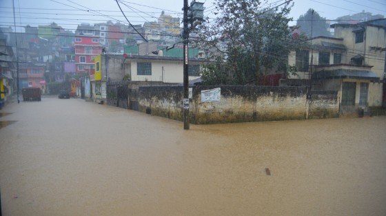 Como cada vez que llueve, así luce la calle 2 poniente de la colonia Rafael Hernández Ochoa. Ya será para la otra administración municipal que se pueda resolver este problema que lleva décadas y que nomás no hay quien solucione.  