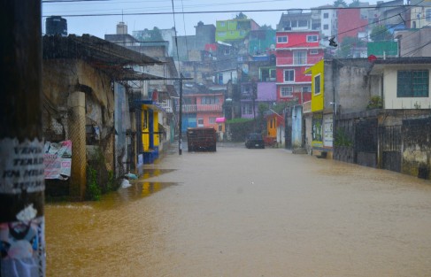Como cada vez que llueve, así luce la calle 2 poniente de la colonia Rafael Hernández Ochoa. Ya será para la otra administración municipal que se pueda resolver este problema que lleva décadas y que nomás no hay quien solucione.   