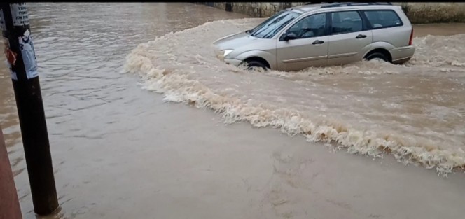 Como cada vez que llueve, así luce la calle 2 poniente de la colonia Rafael Hernández Ochoa. Ya será para la otra administración municipal que se pueda resolver este problema que lleva décadas y que nomás no hay quien solucione.   