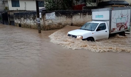 Como cada vez que llueve, así luce la calle 2 poniente de la colonia Rafael Hernández Ochoa. Ya será para la otra administración municipal que se pueda resolver este problema que lleva décadas y que nomás no hay quien solucione.   