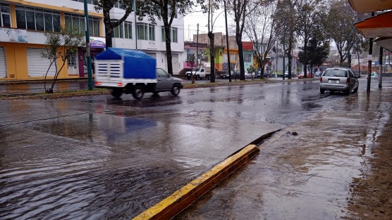 Luego de ser construidos los pasos a desnivel sobre la avenida Ruiz Cortines el agua que circulaba sin problema ahora se acumula ahí causando anegamientos en varios puntos de dicha avenida.