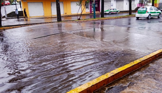 Luego de ser construidos los pasos a desnivel sobre la avenida Ruiz Cortines el agua que circulaba sin problema ahora se acumula ahí causando anegamientos en varios puntos de dicha avenida.