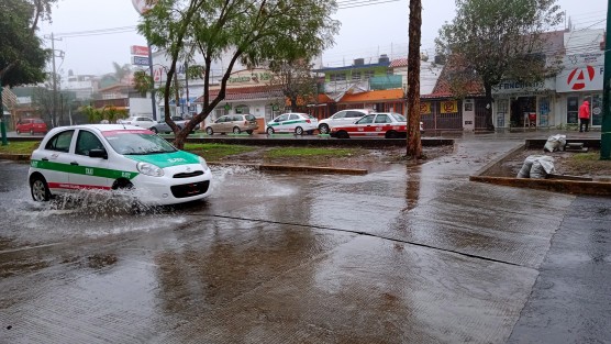 Luego de ser construidos los pasos a desnivel sobre la avenida Ruiz Cortines el agua que circulaba sin problema ahora se acumula ahí causando anegamientos en varios puntos de dicha avenida.