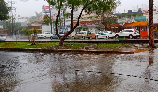 Luego de ser construidos los pasos a desnivel sobre la avenida Ruiz Cortines el agua que circulaba sin problema ahora se acumula ahí causando anegamientos en varios puntos de dicha avenida.