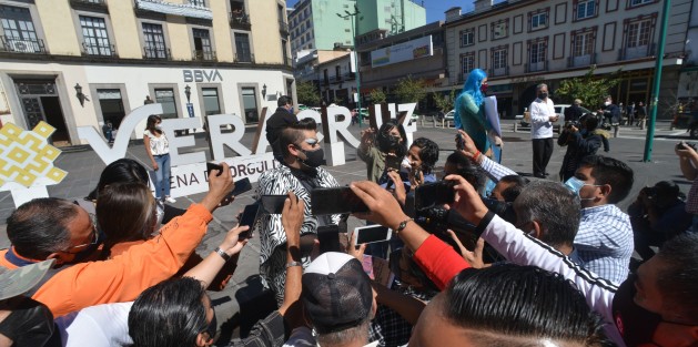 Miembros de la comunidad de drag queen y la organización <em>Orgullo Xalapa</em>, caminaron sobre la calle de Enríquez hasta plaza Lerdo  para exhortar a la comunidad en generala usar el cubrebocas.