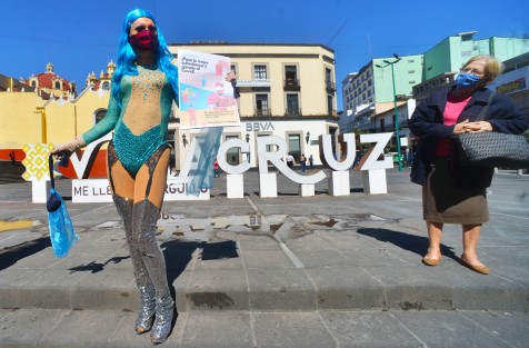 Miembros de la comunidad de drag queen y la organización <em>Orgullo Xalapa</em>, caminaron sobre la calle de Enríquez hasta plaza Lerdo  para exhortar a la comunidad en generala usar el cubrebocas.