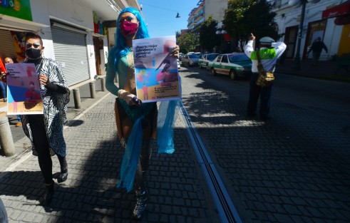 El grupo manifestante portaba carteles con varios slogans como: <em>Posa tu mejor cubrebocas y gánale al COVID 19</em>, <em>Ponte cubrebocas, ponte chingona</em>, entre otros. 