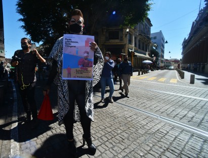 El grupo manifestante portaba carteles con varios slogans como: <em>Posa tu mejor cubrebocas y gánale al COVID 19</em>, <em>Ponte cubrebocas, ponte chingona</em>, entre otros. 