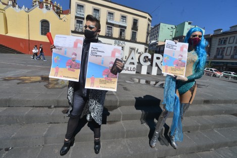 Miembros de la comunidad de drag queen y la organización Orgullo Xalapa, caminaron sobre la calle de Enríquez hasta plaza Lerdo para exhortar a la comunidad en generala usar el cubrebocas.