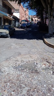 En pésimas condiciones se encuentra la calle Alfonso Güido del centro de Xalapa, a pesar de estar a sólo una calle de Palacio  Gobierno. Ni autoridades estatales o municipales hacen por repararla. 