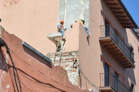 Trabajadores de la construcción laboran en las alturas sin medidas de seguridad y muchas veces sin seguro. 
