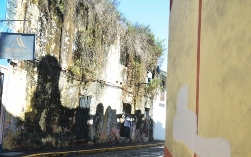 Sobre el callejón de Rojas un hombre aprovecha el sol después de la lluvia de ayer. 