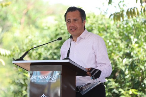El gobernador Cuitláhuac García Jiménez señaló que los programas Desarrollo a la Vivienda y la Comunidad y Proyectos Productivos están dirigidos a grupos marginados, incluso quienes habitan en grandes urbes; <em>son apoyos para la vivienda, actividades económicas y sustentables, que abarcan desde Aquila hasta Amatlán de los Reyes</em>.