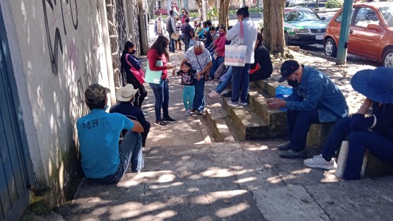 Y a pesar de las restricciones, muchas personas acudieron a ver lo referente a su pago de apoyo de gobierno junto a Telecom telégrafos de avenida Xalapa, sin medidas sanitarias o  sana distancia.