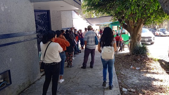 Y a pesar de las restricciones, muchas personas acudieron a ver lo referente a su pago de apoyo de gobierno junto a Telecom telégrafos de avenida Xalapa, sin medidas sanitarias o  sana distancia.