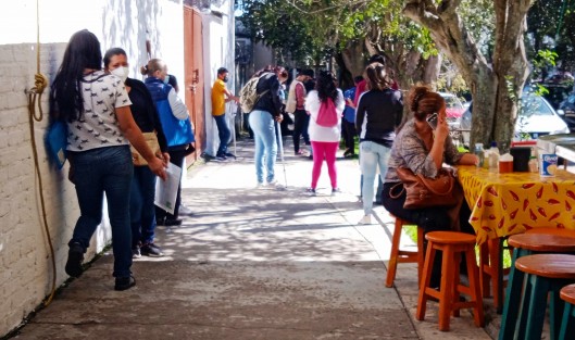 Y a pesar de las restricciones, muchas personas acudieron a ver lo referente a su pago de apoyo de gobierno junto a Telecom telégrafos de avenida Xalapa, sin medidas sanitarias o  sana distancia.