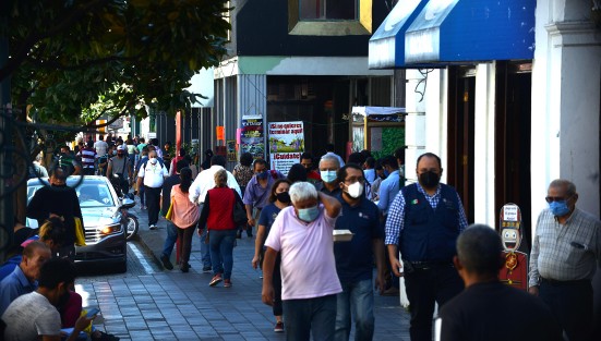 Lamentablemente a pesar de los filtros colocados  para reducir la movilidad en centro de capital del estado, muchas use pueden ver haciendo compras y deberes no esenciales, lo que deja claro que para ir al centro no se necesita auto.