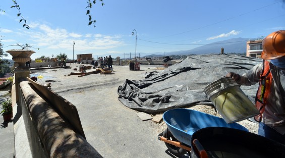 Así lucen los trabajos de remodelación del mirador del del parque Juárez en la ciudad de Xalapa, otra de las obras que se espera se concluya este año y no se deje en el abandono.