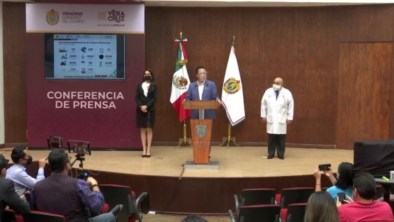 El gobernador de Veracruz, Cuitláhuac García Jiménez ofreció este lunes conferencia de prensa para informar, entre otros temas, de las acciones realizadas para la contención de la propagación del COVID-19; reiteró que lo mejor es seguir el Plan Nacional de Vacunación, pues el Gobierno Federal ya tiene los contratos con las farmacéuticas y la pausa en la entrega es cuestión de la sobredemanda mundial, no por falta de recursos económicos. 