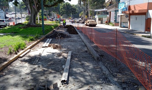 Extrañamente ahora por toda la ciudad de Xalapa se  puede ver la reconstrucción de banquetas, repavimentado de calles y de más,  será que el alcalde Hipólito Rodríguez quiere cuadrar las cuentas  o ya en el cierre de su administración ya le dieron ganas de trabajar.