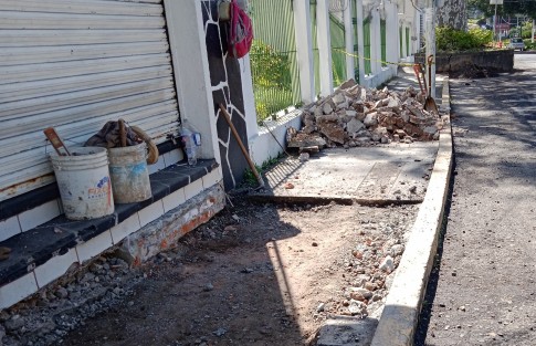 Extrañamente ahora por toda la ciudad de Xalapa se  puede ver la reconstrucción de banquetas, repavimentado de calles y de más,  será que el alcalde Hipólito Rodríguez quiere cuadrar las cuentas  o ya en el cierre de su administración ya le dieron ganas de trabajar.