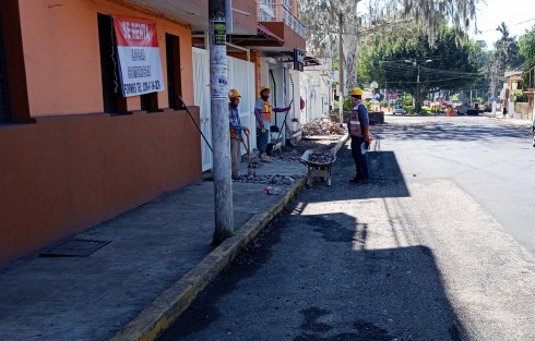 Extrañamente ahora por toda la ciudad de Xalapa se  puede ver la reconstrucción de banquetas, repavimentado de calles y de más,  será que el alcalde Hipólito Rodríguez quiere cuadrar las cuentas  o ya en el cierre de su administración ya le dieron ganas de trabajar.