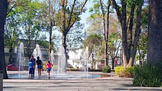 En la fuentes de la avenida Xalapa un grupo de niños disfruta de las fuentes y de estos días de calor