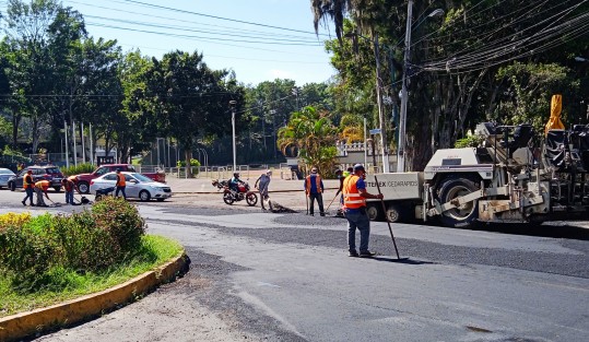 En la calle Salvador Díaz Mirón también se le coloca una leve capa de asfalto esto dentro de las obras de última hora del alcalde Hipólito Rodríguez.  