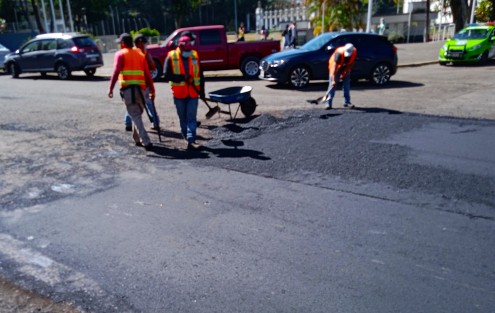 En la calle Salvador Díaz Mirón también se le coloca una leve capa de asfalto esto dentro de las obras de última hora del alcalde Hipólito Rodríguez.  