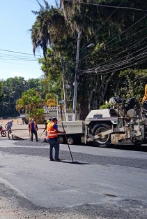 En la calle Salvador Díaz Mirón también se le coloca una leve capa de asfalto esto dentro de las obras de última hora del alcalde Hipólito Rodríguez.  